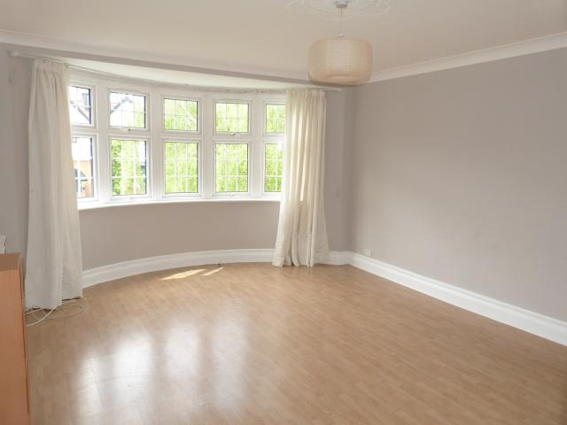 			3 Bedroom, 1 bath, 1 reception Flat			 North End Road, GOLDERS GREEN/HAMPSTEAD HEATH