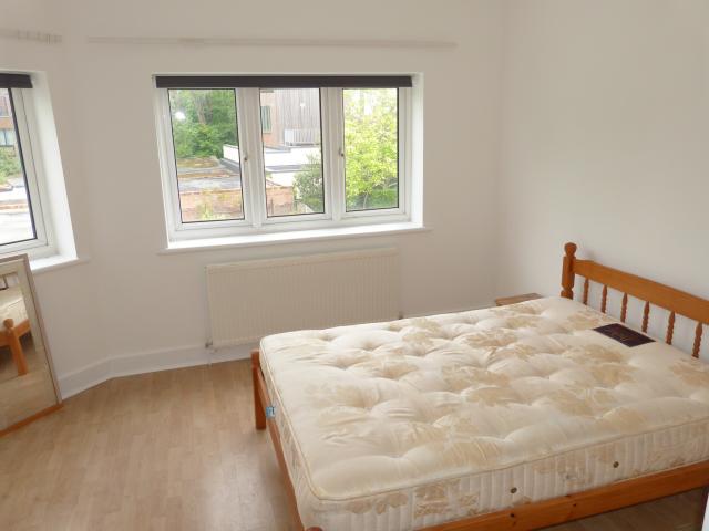 			3 Bedroom, 1 bath, 1 reception Flat			 North End Road, GOLDERS GREEN/HAMPSTEAD HEATH