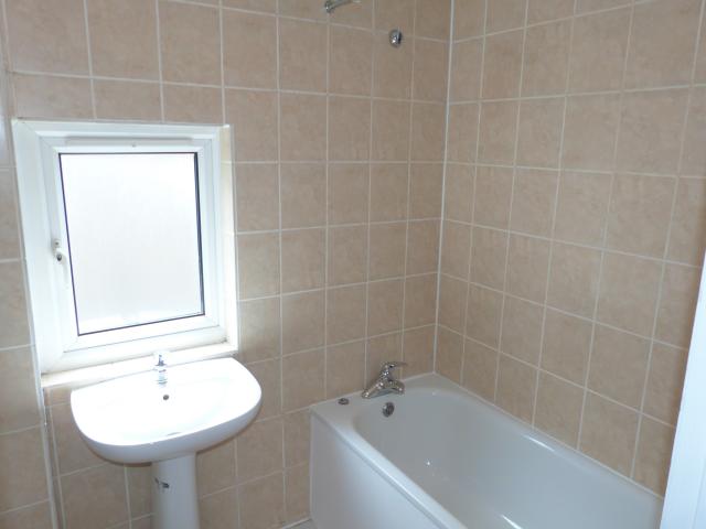 			3 Bedroom, 1 bath, 1 reception Flat			 North End Road, GOLDERS GREEN/HAMPSTEAD HEATH