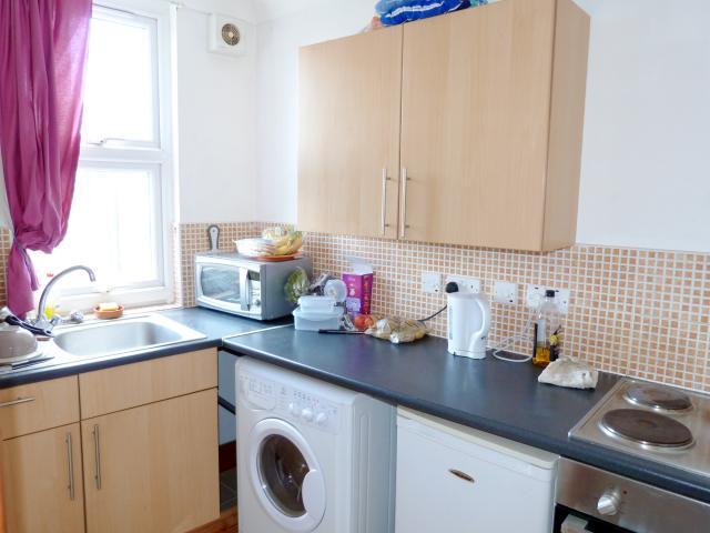 			RENT INCLUDES GAS AND WATER , Studio Apartment, 1 bath, 1 reception Studio			 Burnley Road, DOLLIS HILL