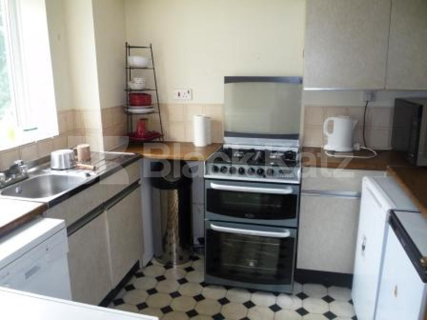 			2 Bedroom, 1 bath, 1 reception Flat			 Silver Birch Close, FRIERN BARNET