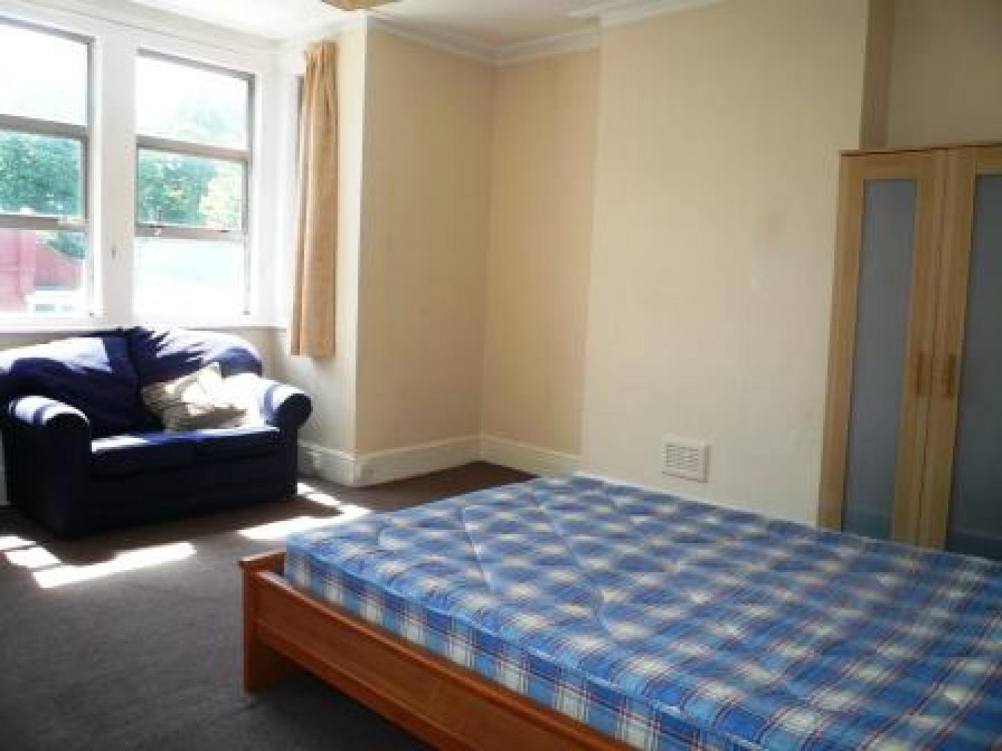 			4 Bedroom, 1 bath, 1 reception Flat			 Harlesden Road, WILLESDEN GREEN