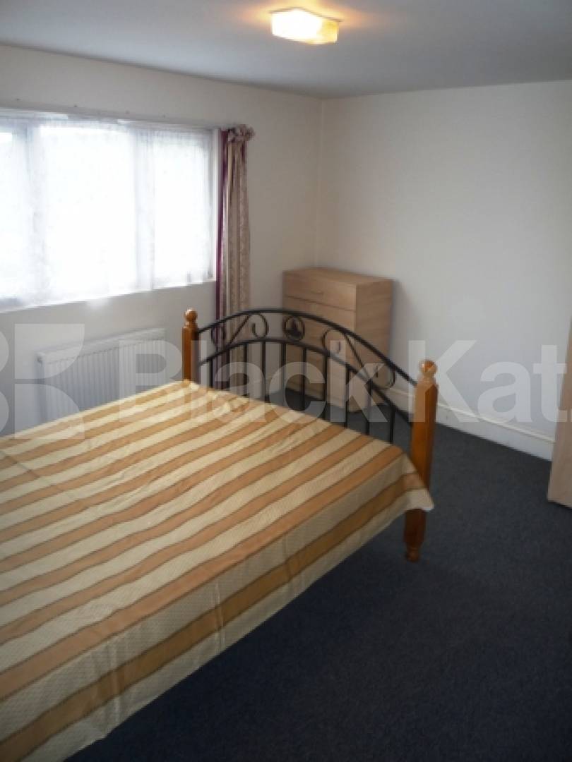 			LET!, 3 Bedroom, 1 bath, 1 reception Flat			 Palace Road, BOUNDS GREEN