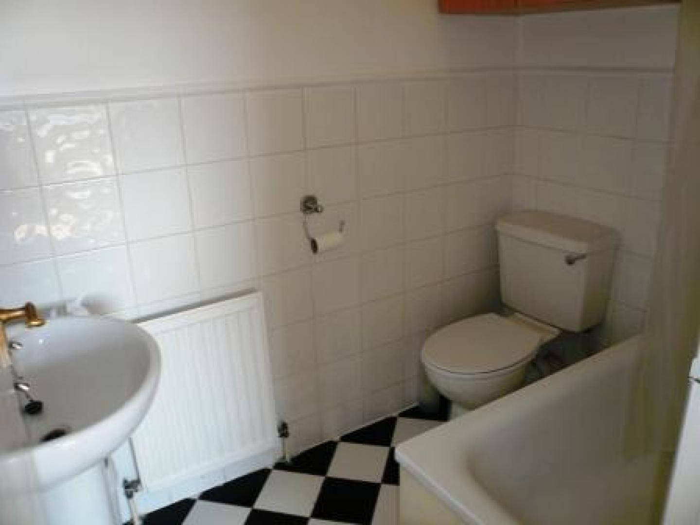 			INC C/TAX AND W/RATES, Studio Apartment, 1 bath, 1 reception Flat			 Kilburn High Road, KILBURN