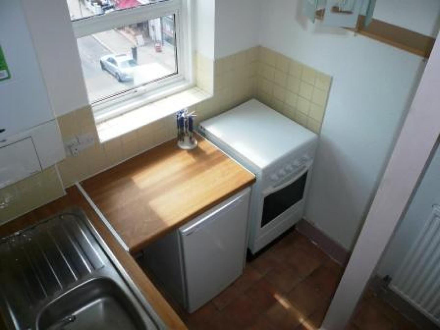 			INC C/TAX AND W/RATES, Studio Apartment, 1 bath, 1 reception Flat			 Kilburn High Road, KILBURN