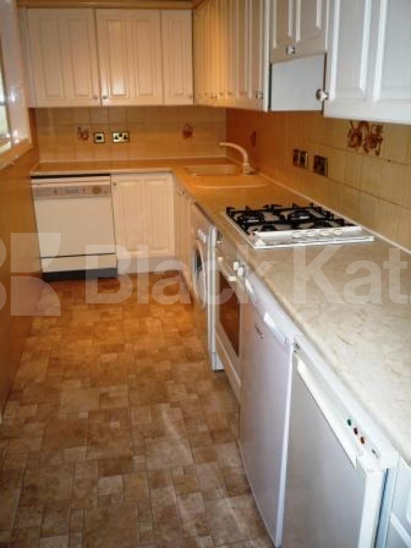 			3 Bedroom, 1 bath, 1 reception Flat			 Kings Avenue, MUSWELL HILL