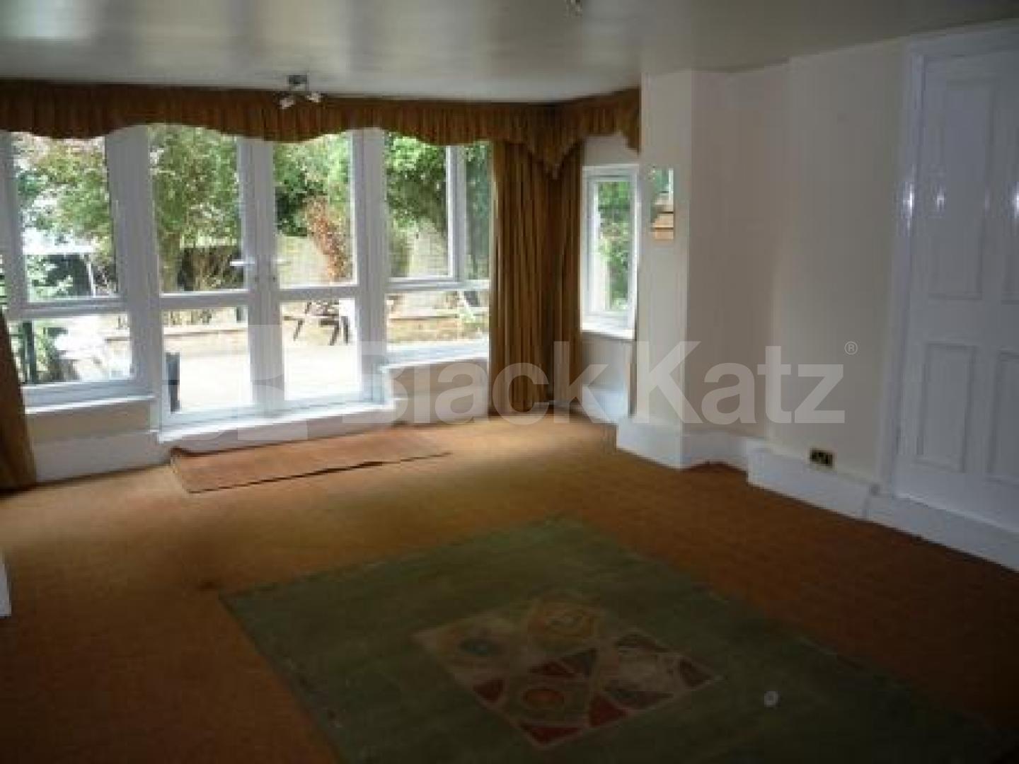 			3 Bedroom, 1 bath, 1 reception Flat			 Kings Avenue, MUSWELL HILL