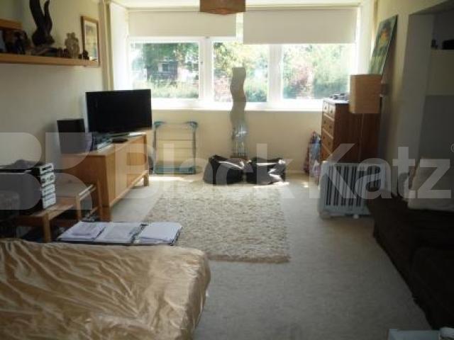 			LET!, Studio Apartment, 1 bath, 1 reception Flat			 Crouch End Hill, CROUCH END