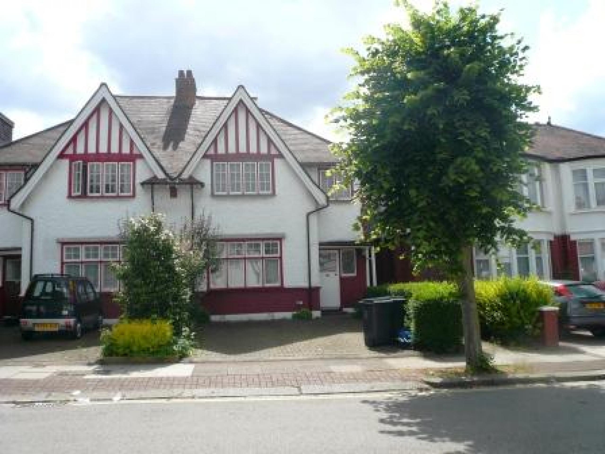 			GREAT FOR THE MONEY HOUSE JUST TAKEN ON, 5 Bedroom, 1 bath, 1 reception House			 The Grove, GOLDERS GREEN NW11