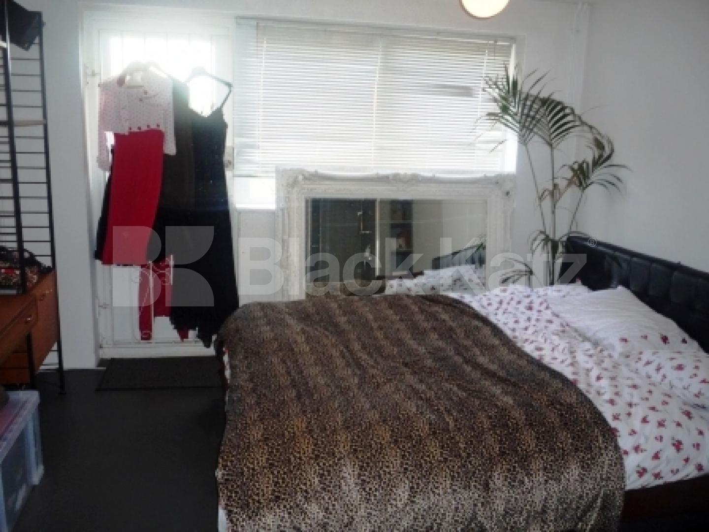 			LET BY BLACK KATZ!, 2 Bedroom, 1 bath, 1 reception House			 Grove House Road, CROUCH END