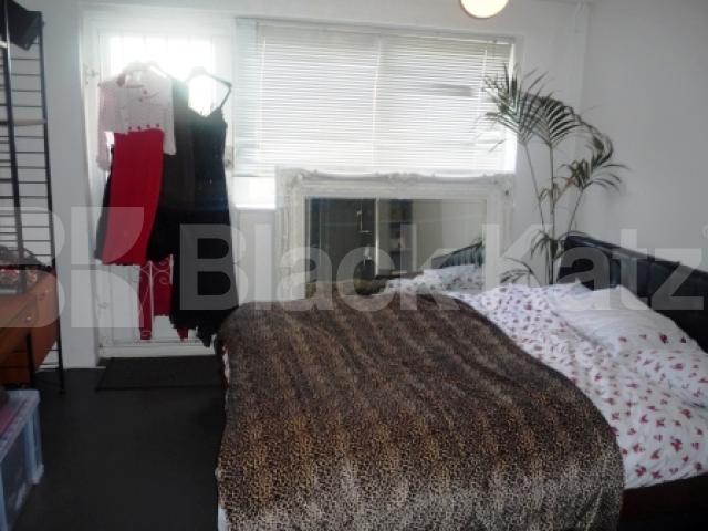 			LET BY BLACK KATZ!, 2 Bedroom, 1 bath, 1 reception House			 Grove House Road, CROUCH END