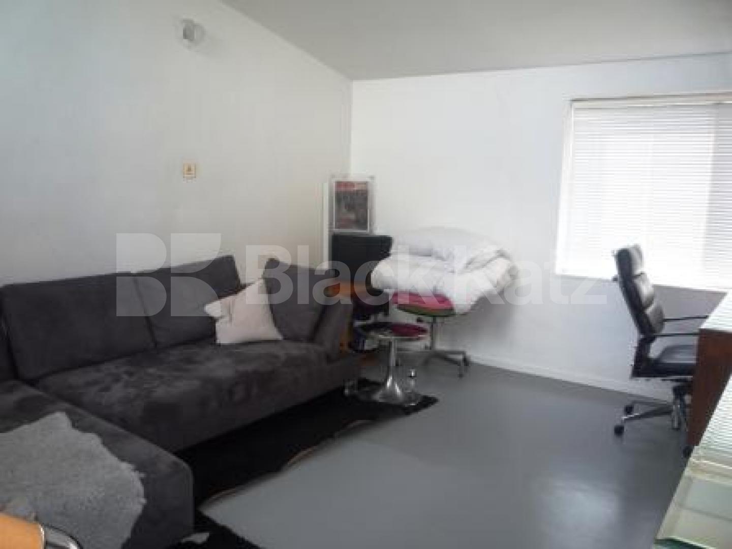 			LET BY BLACK KATZ!, 2 Bedroom, 1 bath, 1 reception House			 Grove House Road, CROUCH END