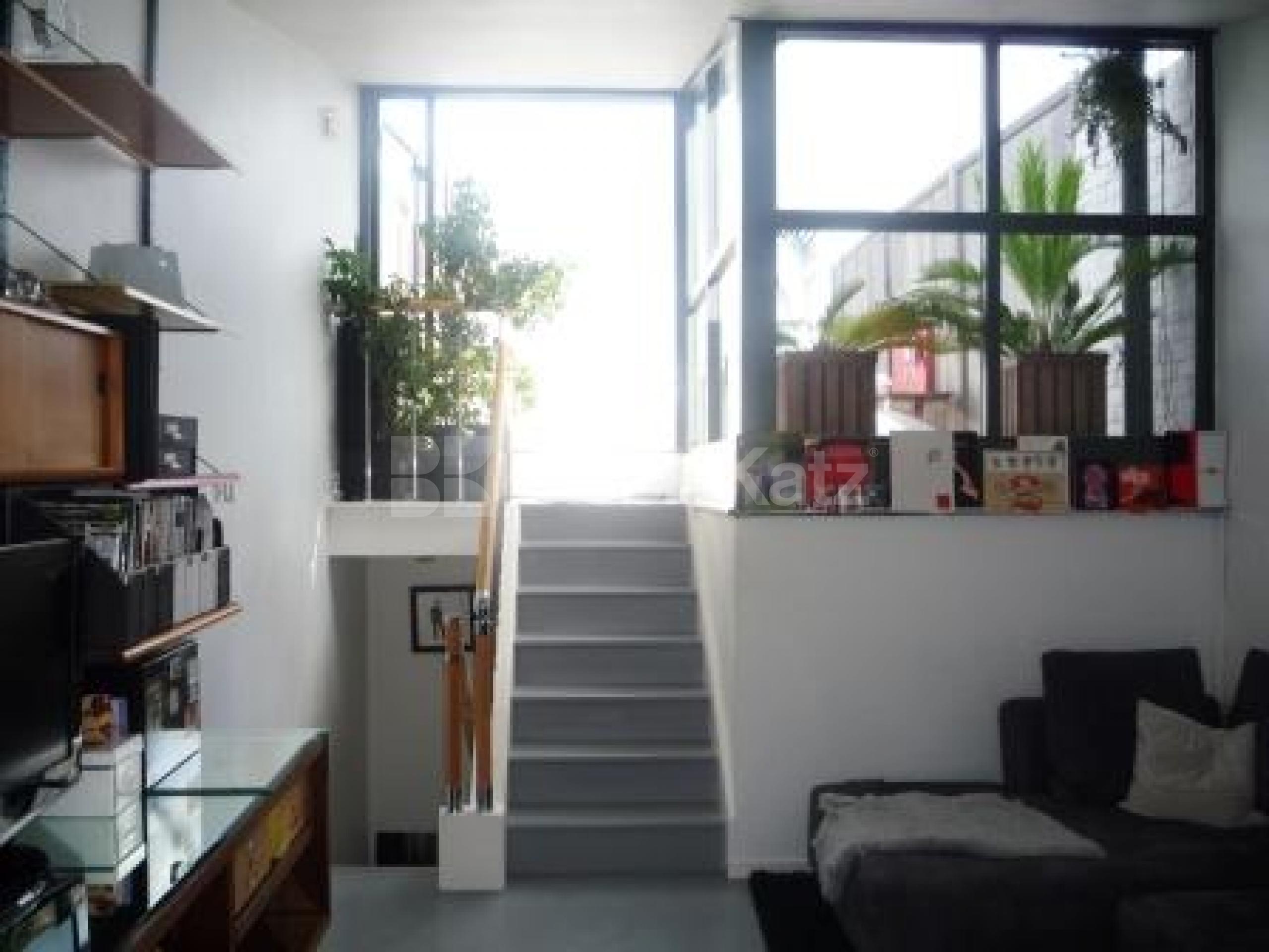 			LET BY BLACK KATZ!, 2 Bedroom, 1 bath, 1 reception House			 Grove House Road, CROUCH END N8