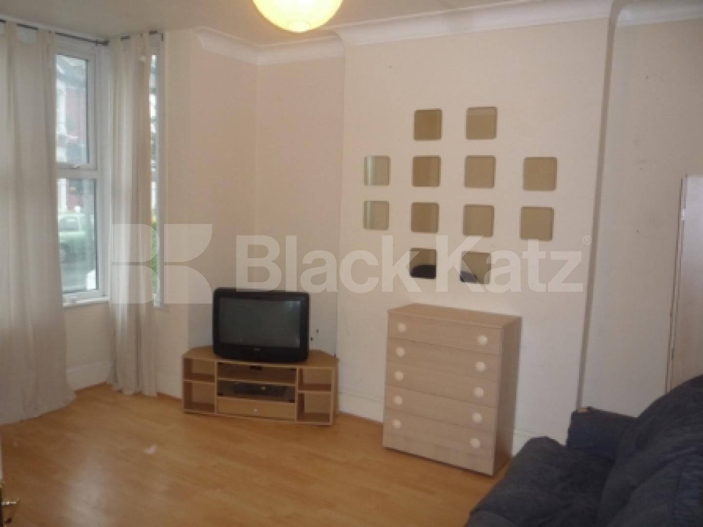 			5 Bedroom, 1 bath, 1 reception House			 Wightman Road, CROUCH END BORDERS N8