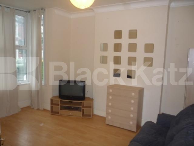 			5 Bedroom, 1 bath, 1 reception House			 Wightman Road, CROUCH END BORDERS N8