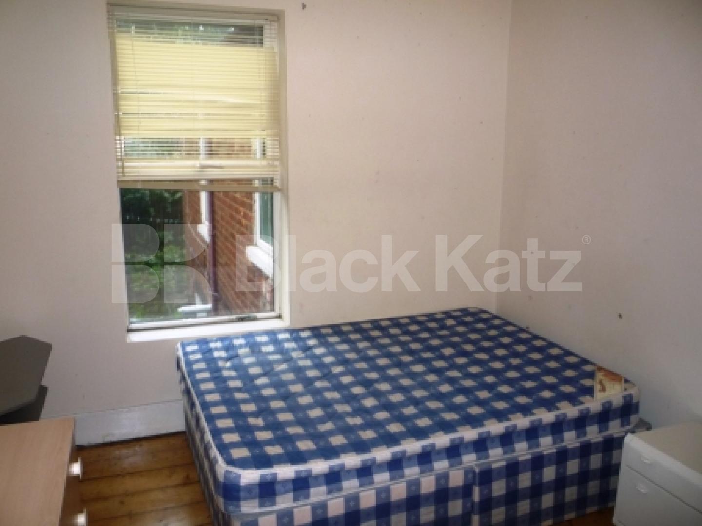 			5 Bedroom, 1 bath, 1 reception House			 Wightman Road, CROUCH END BORDERS N8