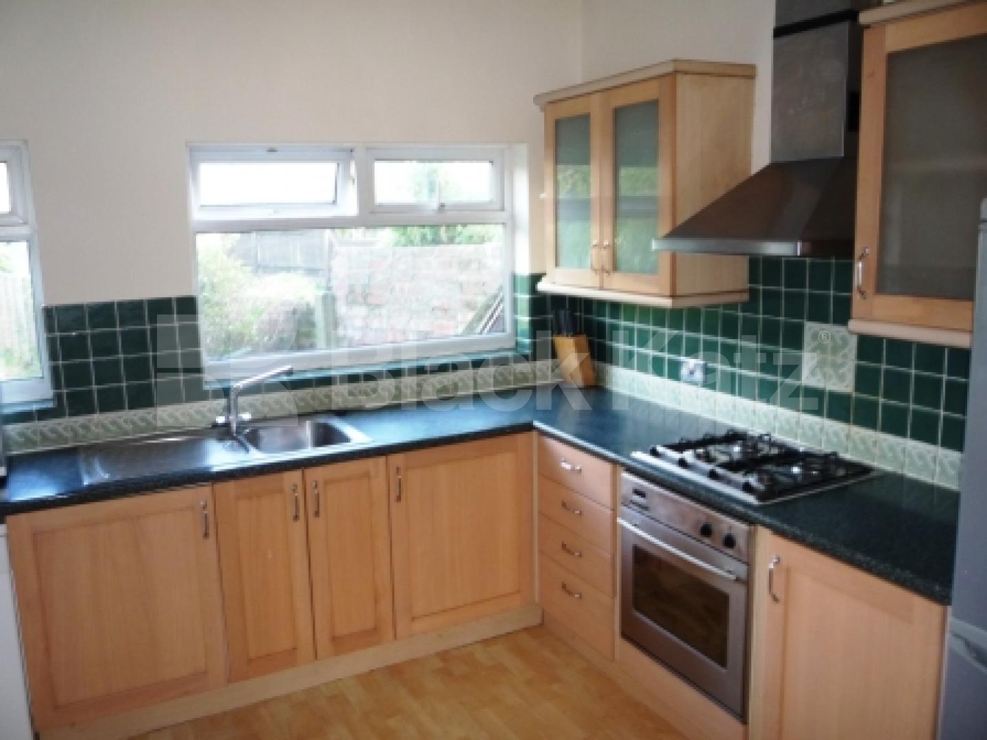 			3 Bedroom, 1 bath, 1 reception House			 Long Lane, EAST FINCHLEY