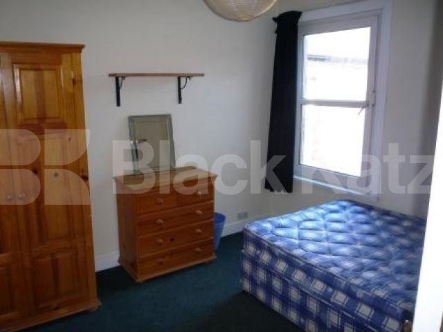 			3 Bedroom, 1 bath, 1 reception House			 Long Lane, EAST FINCHLEY