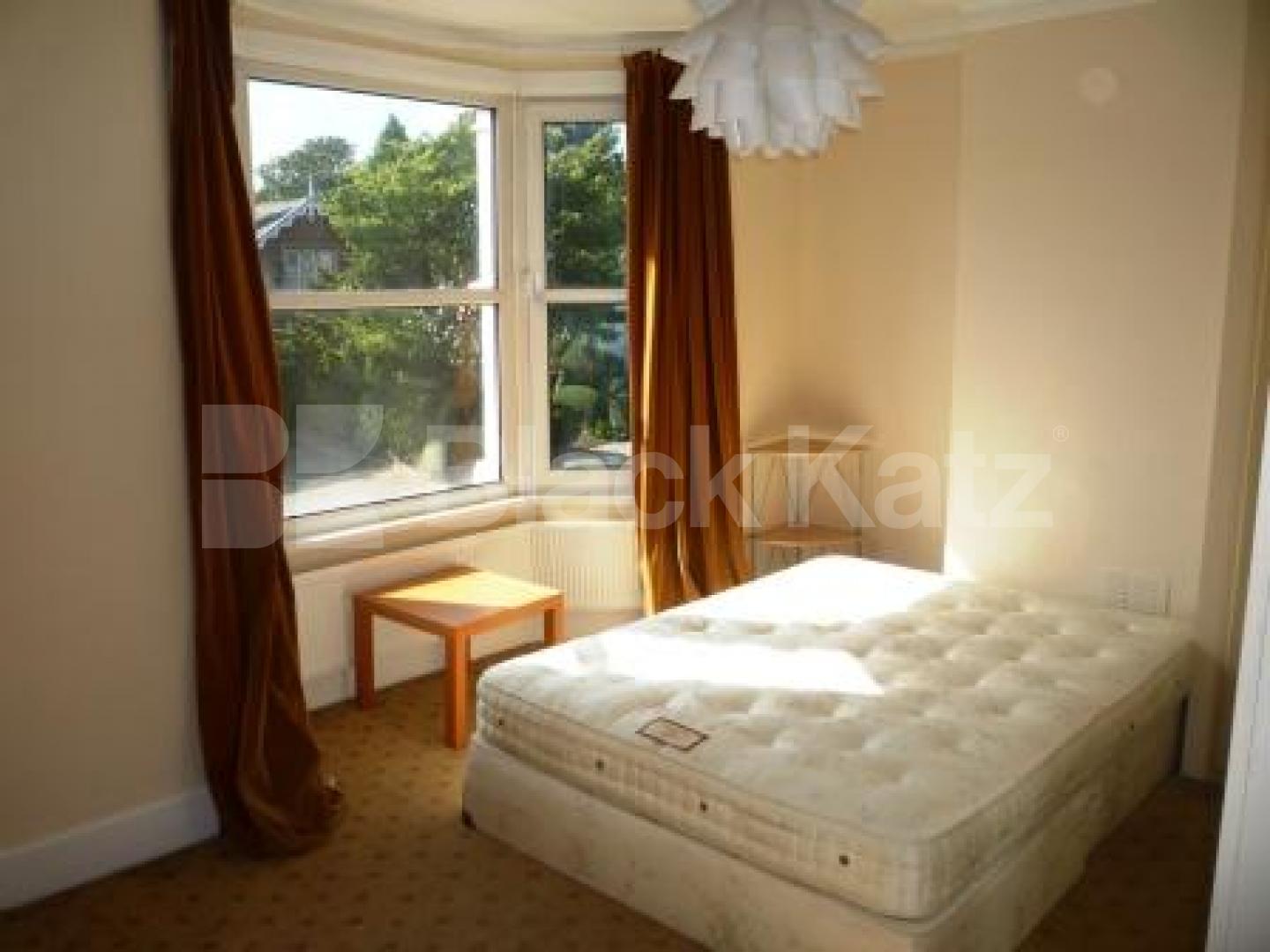 			3 Bedroom, 1 bath, 1 reception House			 Long Lane, EAST FINCHLEY