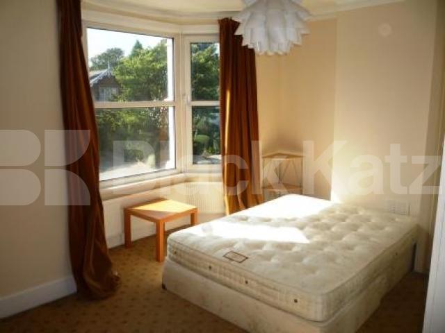 			3 Bedroom, 1 bath, 1 reception House			 Long Lane, EAST FINCHLEY