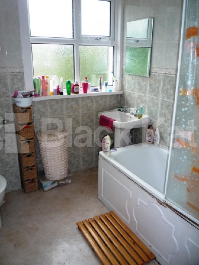 			4 Bedroom, 1 bath, 1 reception House			 Arcadian Gardens, WOOD GREEN