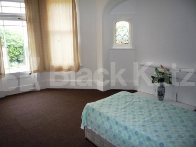 			5 Bedroom, 1 bath, 1 reception House			 Sylvan Avenue, WOOD GREEN