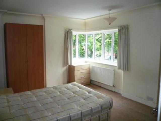 			ZONE 2 TRANSPORT LINKS, 4 Bedroom, 1 bath, 1 reception Flat			 Willesden Lane, WILLESDEN GREEN