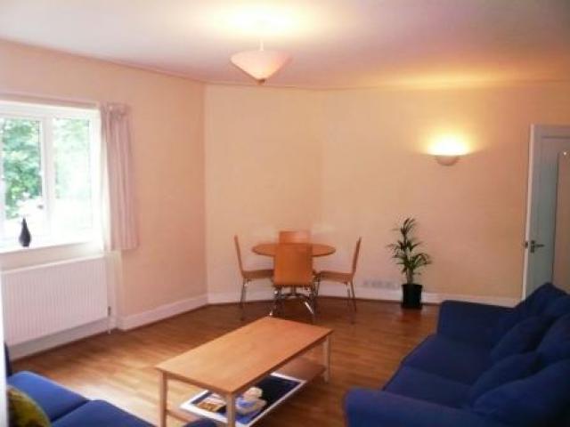 			ZONE 2 TRANSPORT LINKS, 4 Bedroom, 1 bath, 1 reception Flat			 Willesden Lane, WILLESDEN GREEN