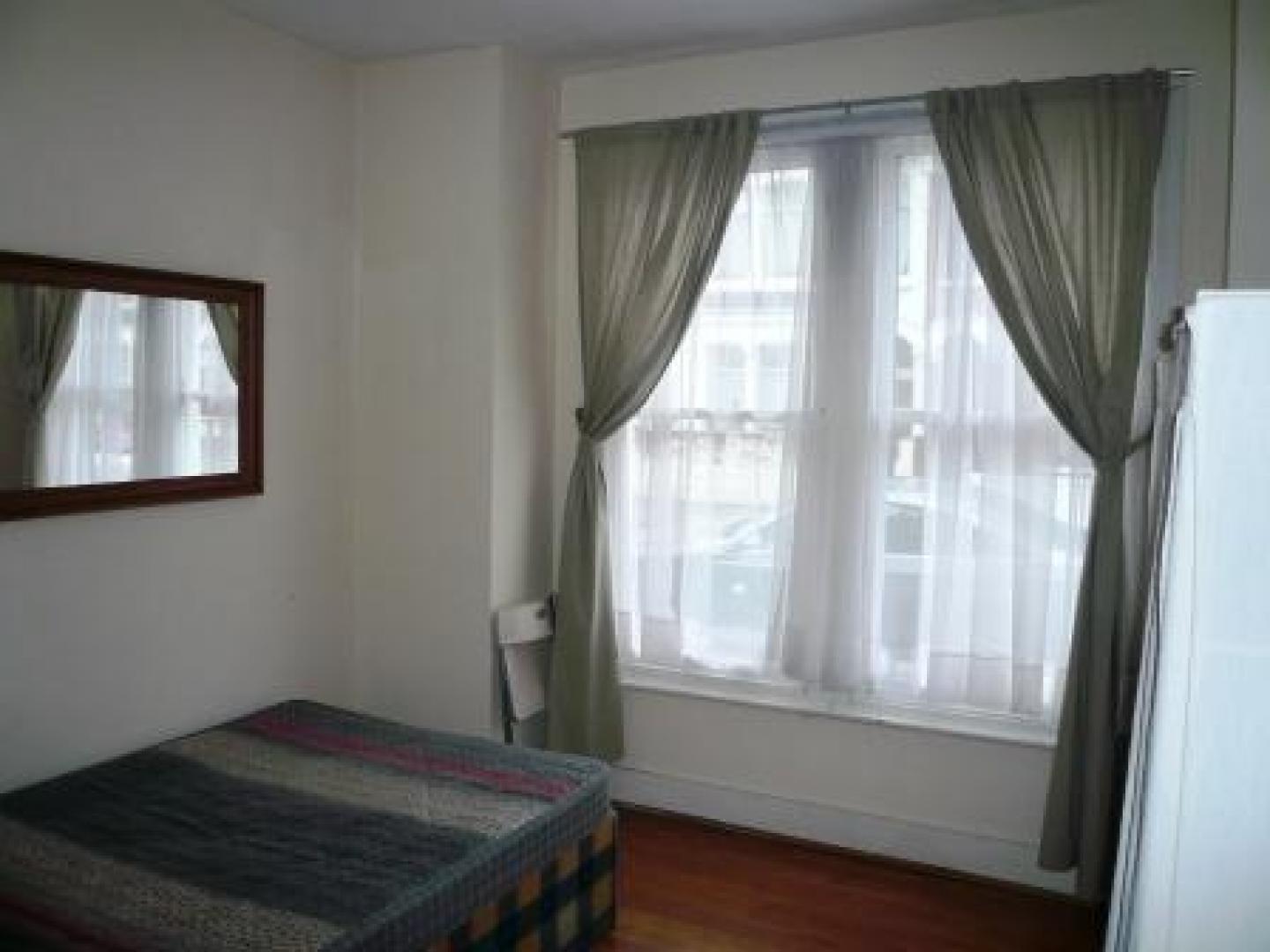 			5 Bedroom, 1 bath, 1 reception Flat			 Glengall Road, QUEENS PARK/KILBURN