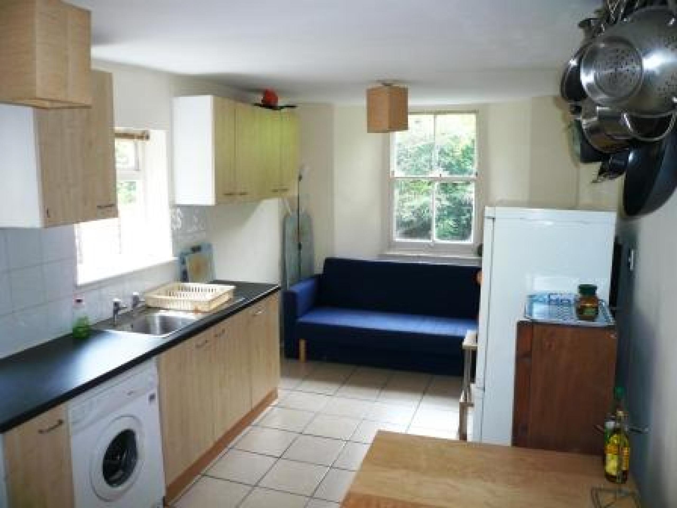 			5 Bedroom, 1 bath, 1 reception Flat			 Glengall Road, QUEENS PARK/KILBURN NW6