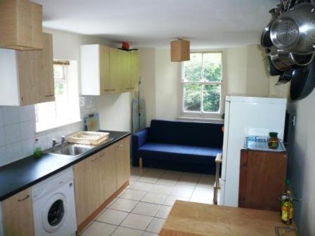 			5 Bedroom, 1 bath, 1 reception Flat			 Glengall Road, QUEENS PARK/KILBURN