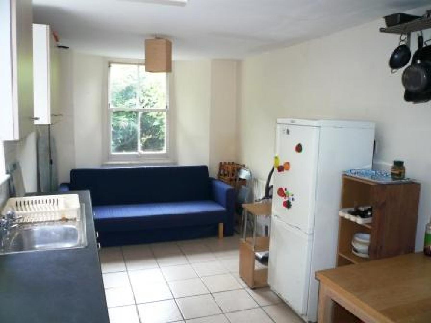 			5 Bedroom, 1 bath, 1 reception Flat			 Glengall Road, QUEENS PARK/KILBURN