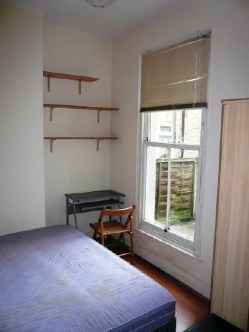 			5 Bedroom, 1 bath, 1 reception Flat			 Glengall Road, QUEENS PARK/KILBURN