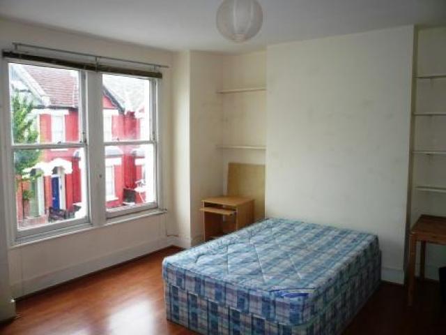 			5 Bedroom, 1 bath, 1 reception Flat			 Glengall Road, QUEENS PARK/KILBURN