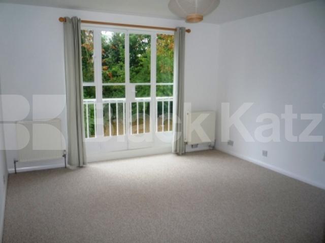 			2 Bedroom, 1 bath, 1 reception Flat			 Colney Hatch Lane, MUSWELL HILL