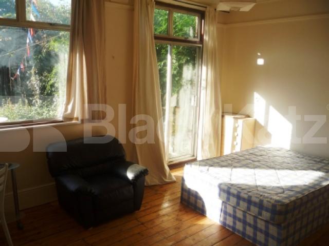 			5 Bedroom, 1 bath, 1 reception Semi-Detached House			 Warner Road, CROUCH END