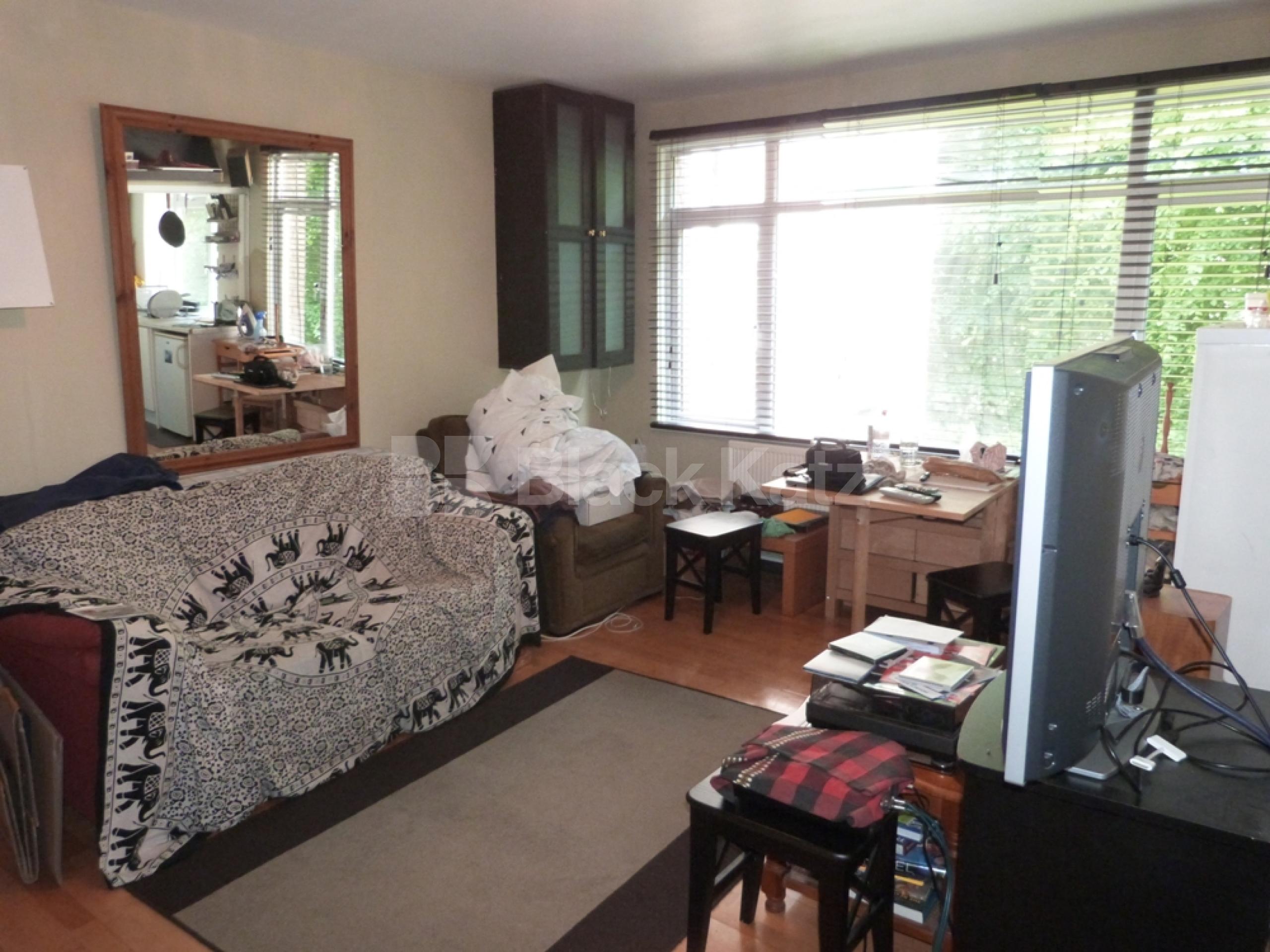 			2 Bedroom, 1 bath, 1 reception Flat			 CRESCENT ROAD, CROUCH END N8