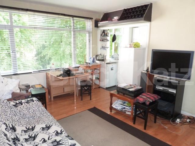 			2 Bedroom, 1 bath, 1 reception Flat			 CRESCENT ROAD, CROUCH END