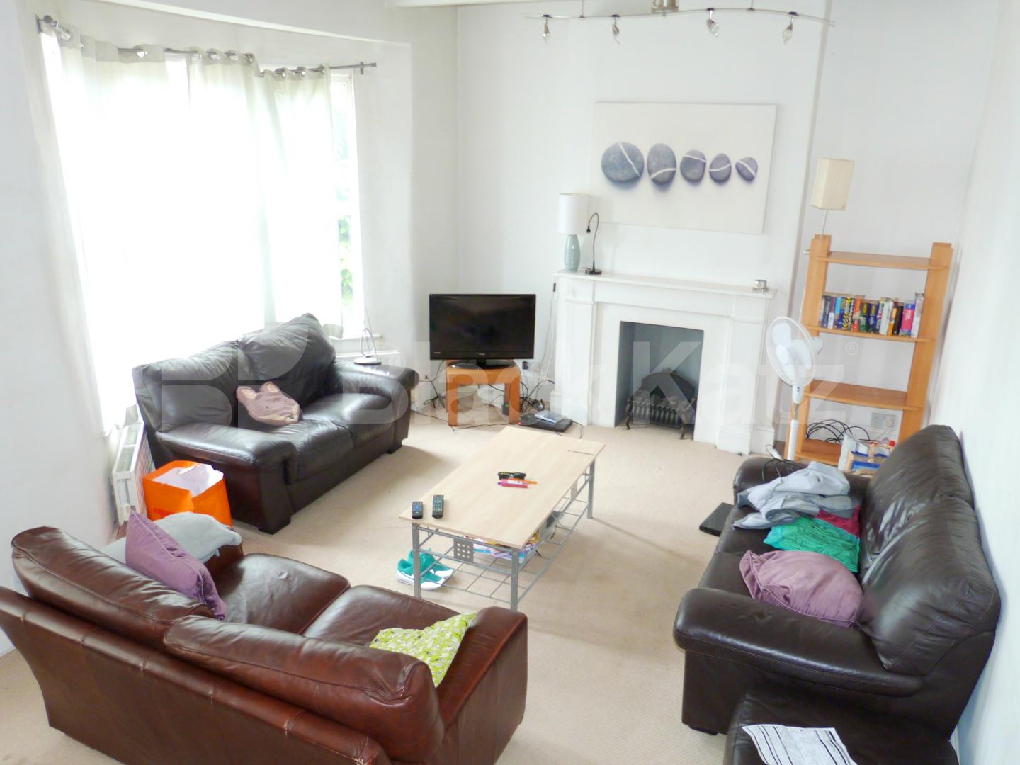 			UNDER OFFER , 3 Bedroom, 1 bath, 1 reception Flat			 Pavillion Terrace, Wood Lane , North Kensington 