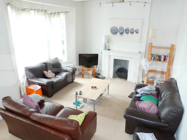 			UNDER OFFER , 3 Bedroom, 1 bath, 1 reception Flat			 Pavillion Terrace, Wood Lane , North Kensington 