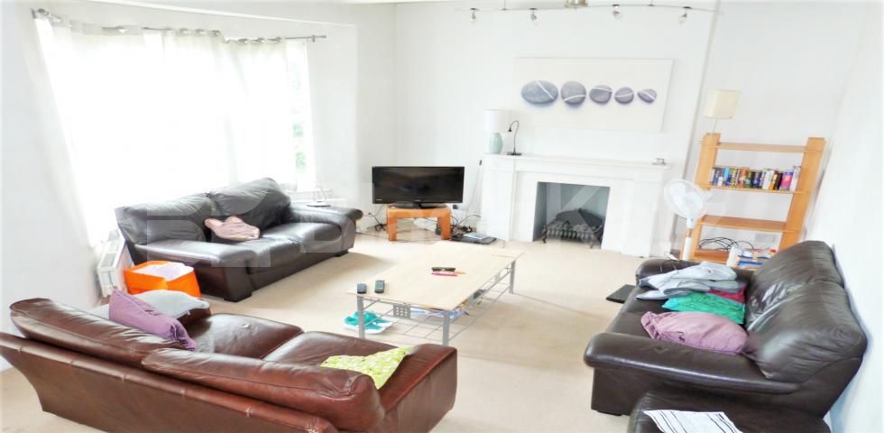 			NEW INSTRUCTION (Private Garden), 3 Bedroom, 1 bath, 1 reception Flat			 Pavillion Terrace, Wood Lane , North Kensington 