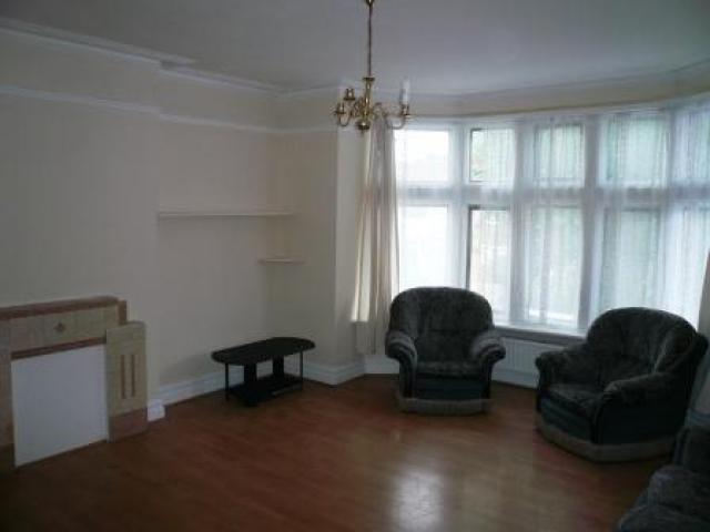 			3 Bedroom, 1 bath, 1 reception Flat			 Finchley Road, GOLDERS GREEN