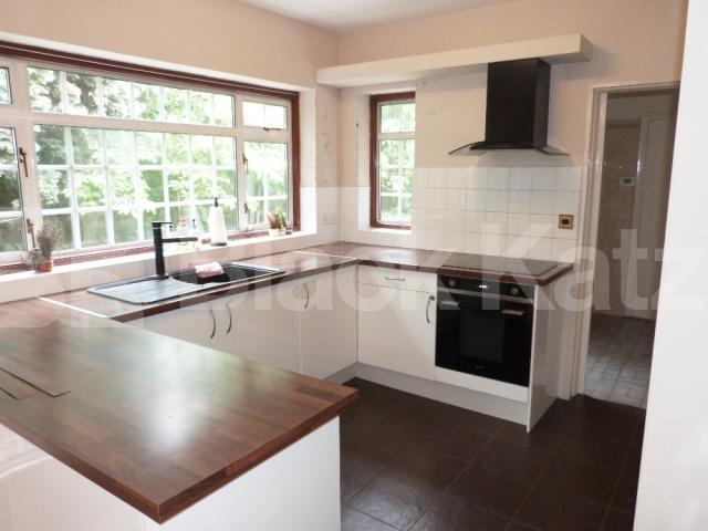 			5 Bedroom, 1 bath, 1 reception Detached House			 Rectory Gardens, Crouch End