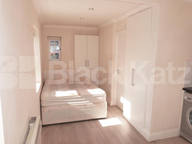 			Studio Apartment, 1 bath, 1 reception Studio			 Hornsey High Street, Hornsey