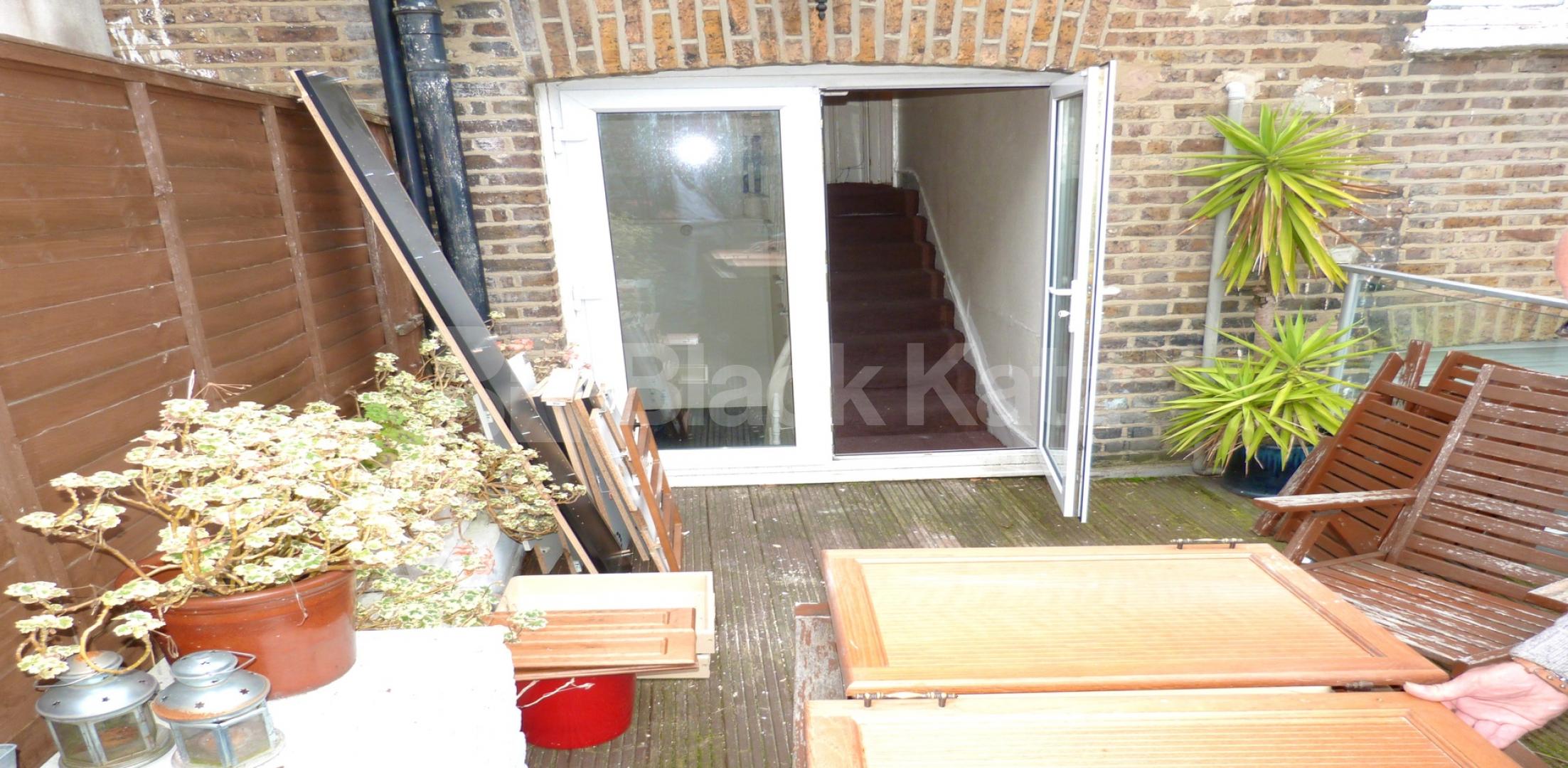 			2 Bedroom, 1 bath, 1 reception Flat			 Shepherds Bush Road, Shepherds Bush