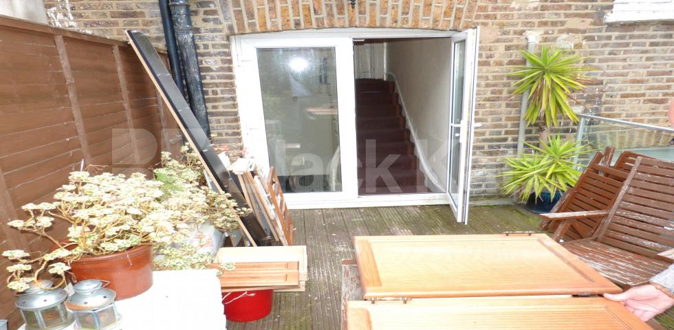 			2 Bedroom, 1 bath, 1 reception Flat			 Shepherds Bush Road, Shepherds Bush