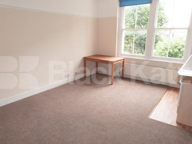 			PRICE INCLUDES ALL BILLS, Studio Apartment, 1 bath, 1 reception Studio			 Alexandra Park Road, Muswell Hill