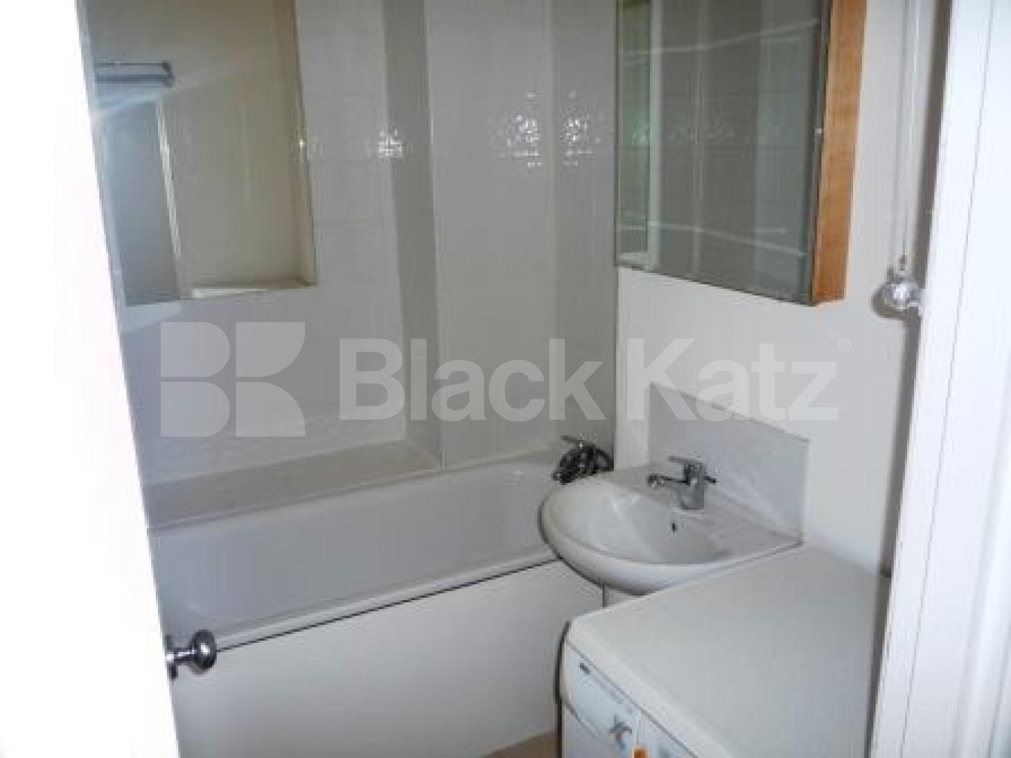 			2 Bedroom, 1 bath, 1 reception Flat			 Glebe Rd, Crouch End