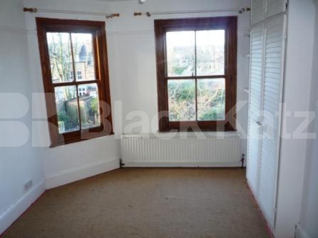 			2 Bedroom, 1 bath, 1 reception Flat			 Glebe Rd, Crouch End
