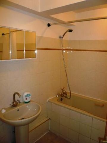 			4 Bedroom, 1 bath, 1 reception Flat			 Corringham Road, GOLDERS GREEN